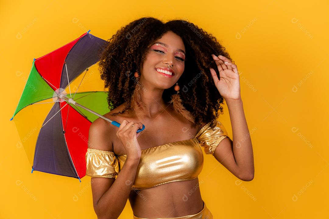 Linda mulher afro vestida para o carnaval.