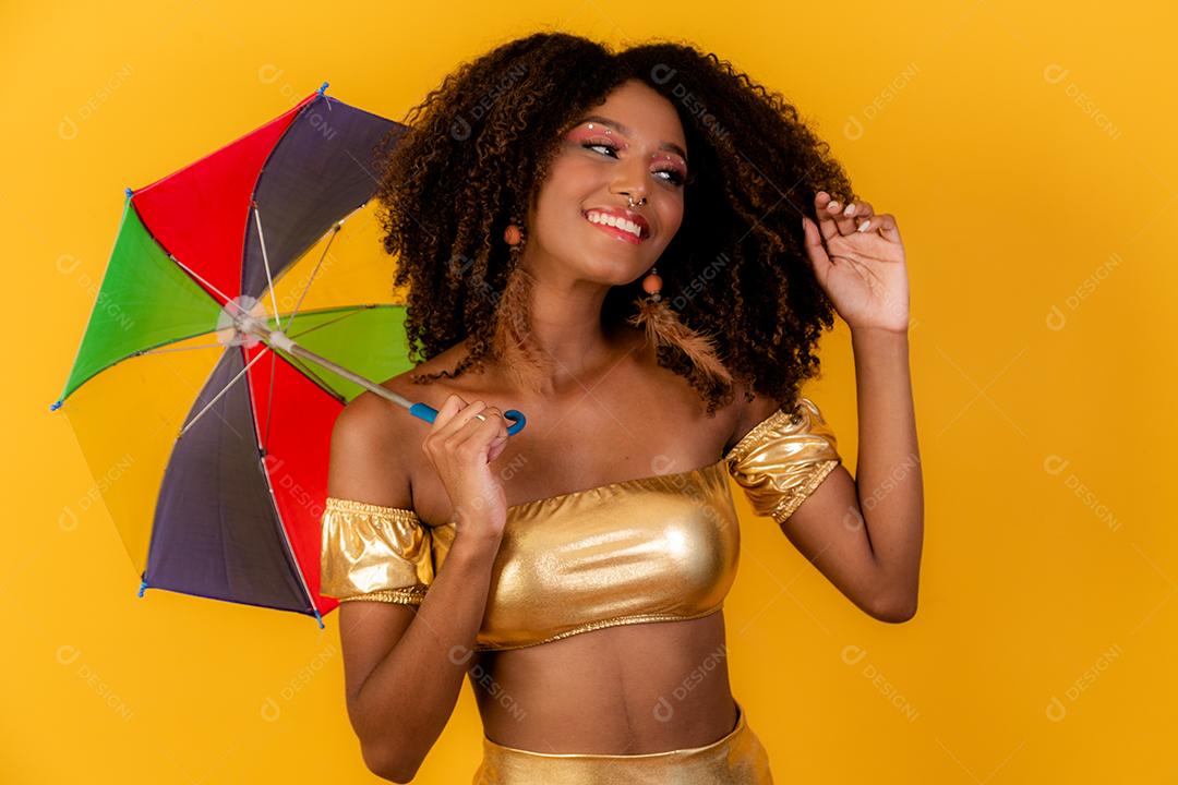 Linda mulher afro vestida para o carnaval.