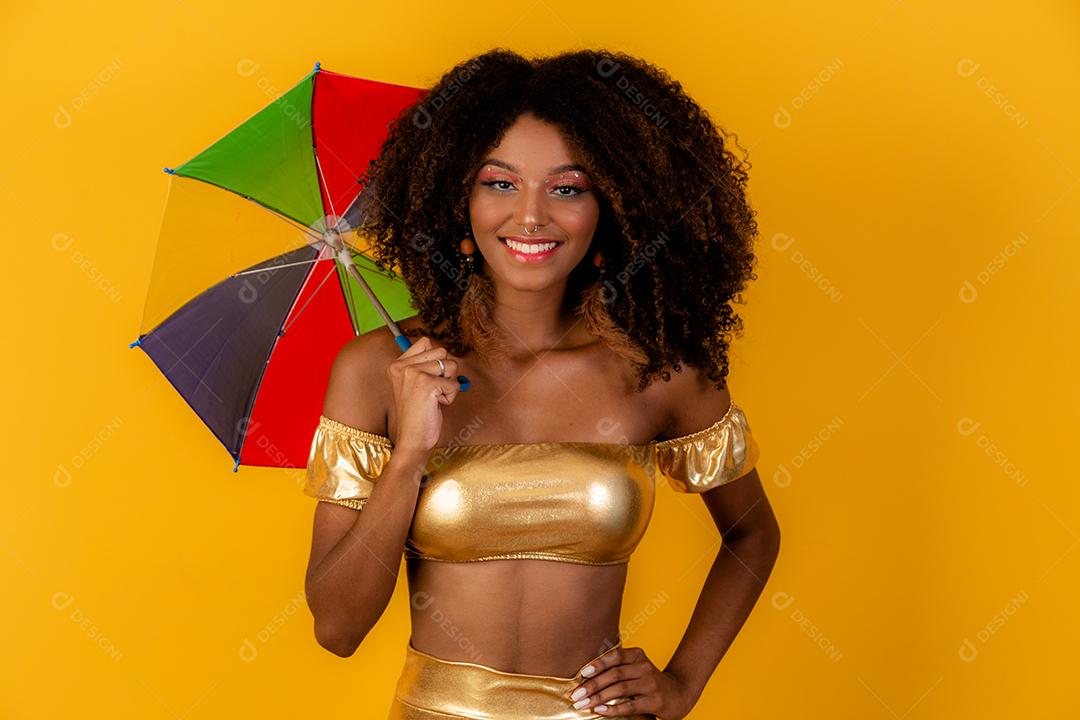 Linda mulher afro vestida para o carnaval.