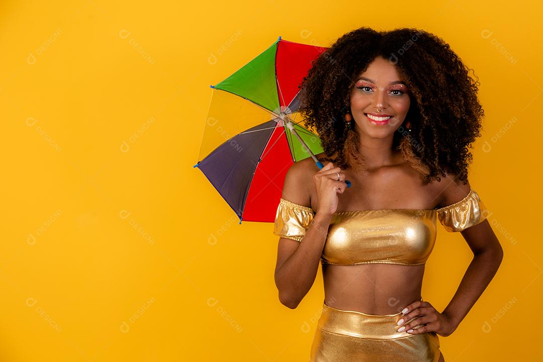 Linda mulher afro vestida para o carnaval.