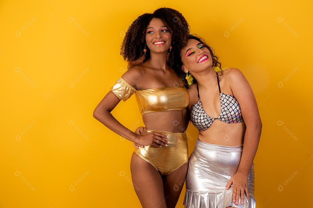 amigas felizes vestidos para festa de carnaval