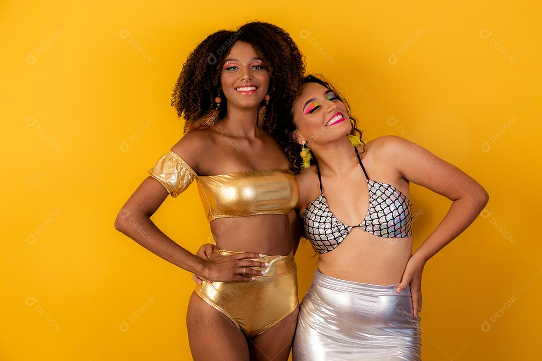 amigas felizes vestidos para festa de carnaval