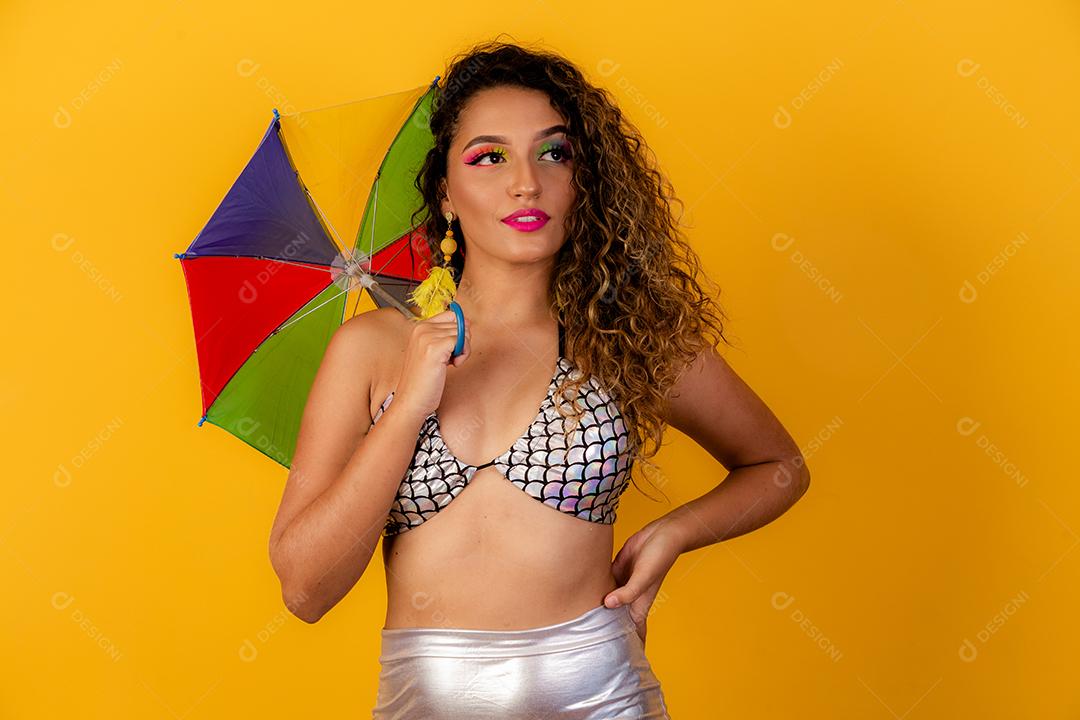 Linda mulher afro vestida para o carnaval.