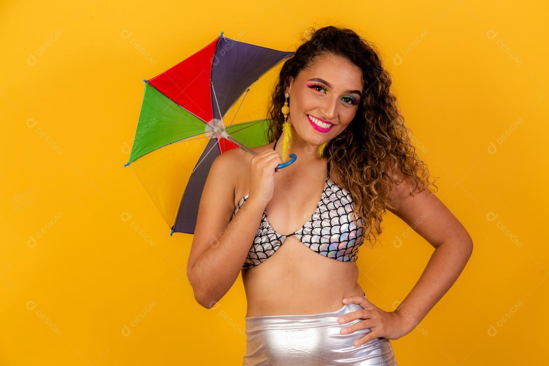 Linda mulher afro vestida para o carnaval.