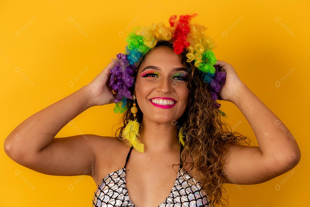 Linda mulher afro vestida para o carnaval.