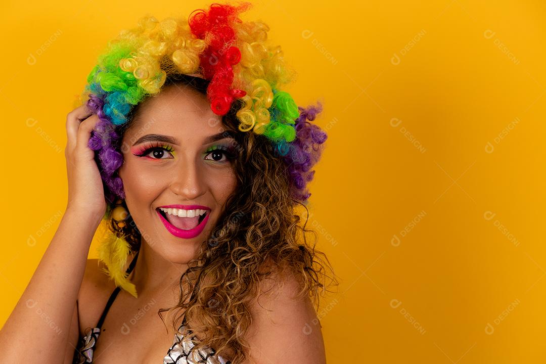 Linda mulher afro vestida para o carnaval.