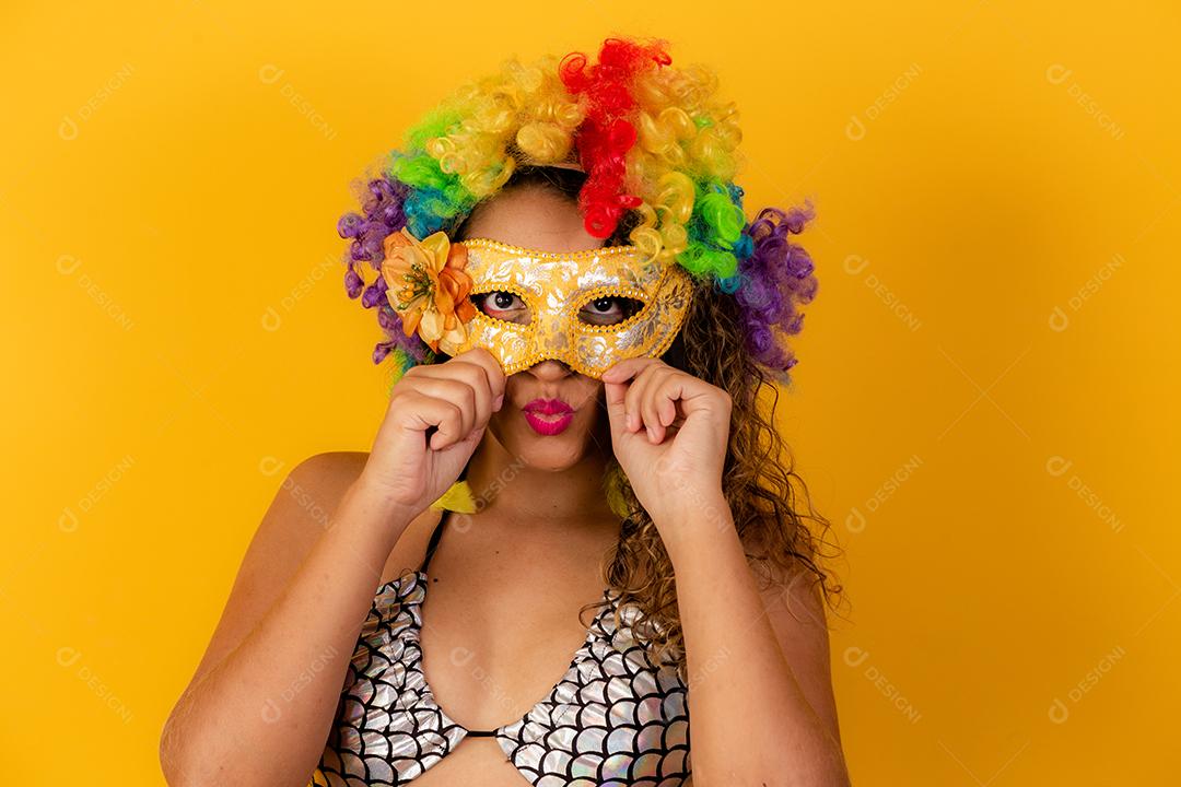 Linda mulher afro vestida para o carnaval.