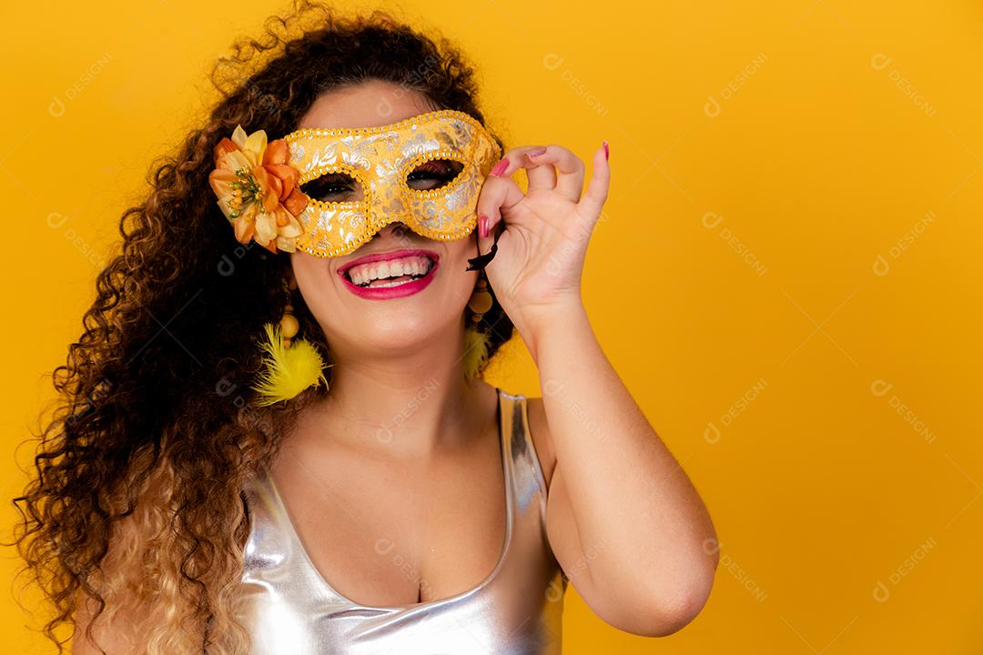 Linda mulher afro vestida para o carnaval.