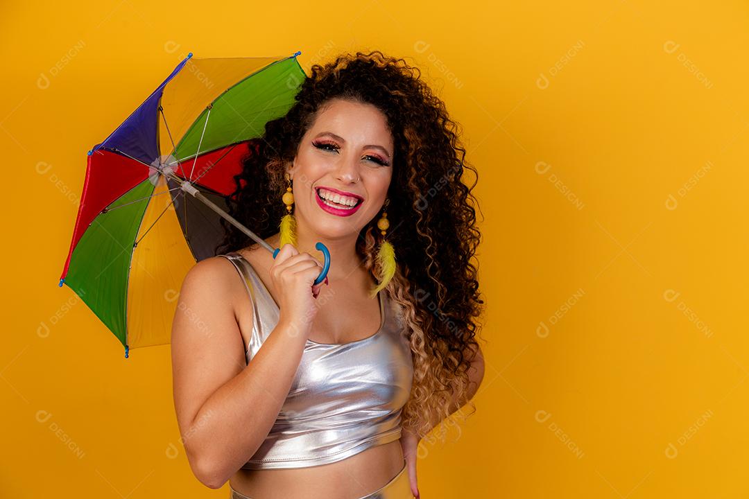 Linda mulher afro vestida para o carnaval.