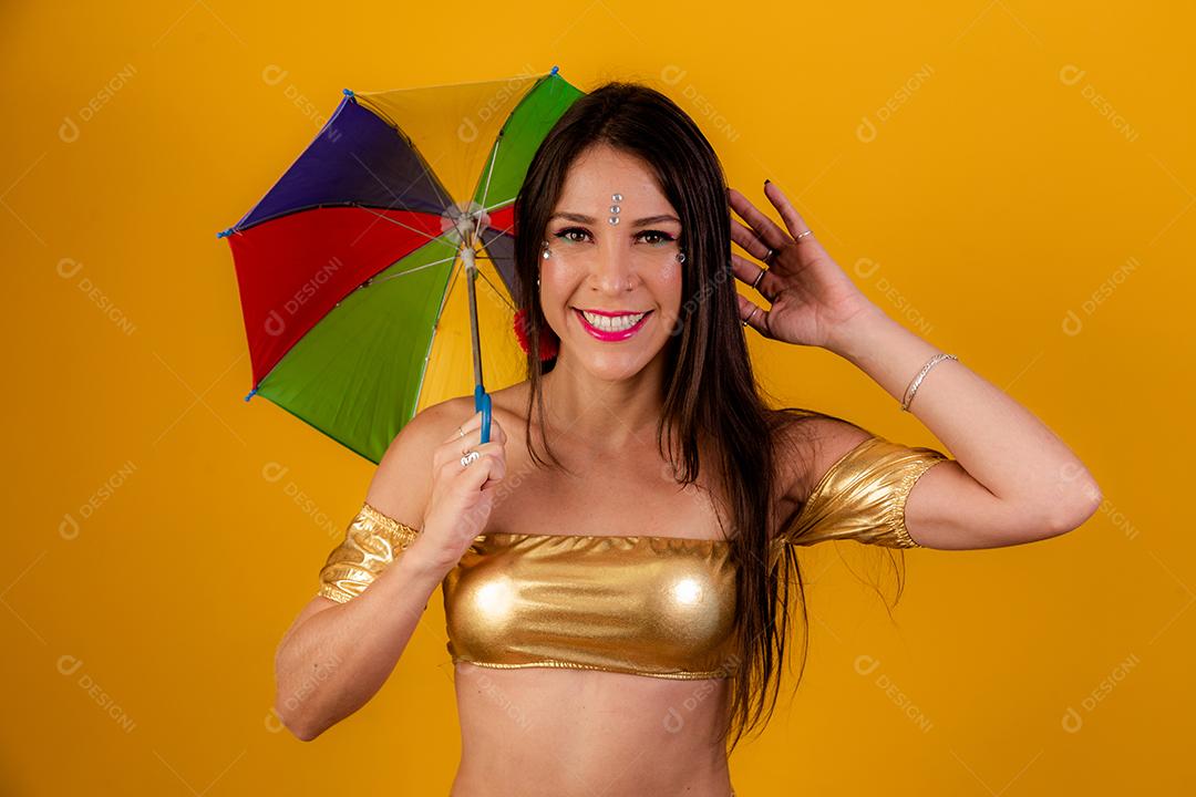 Mulher bonita vestida para o carnaval.