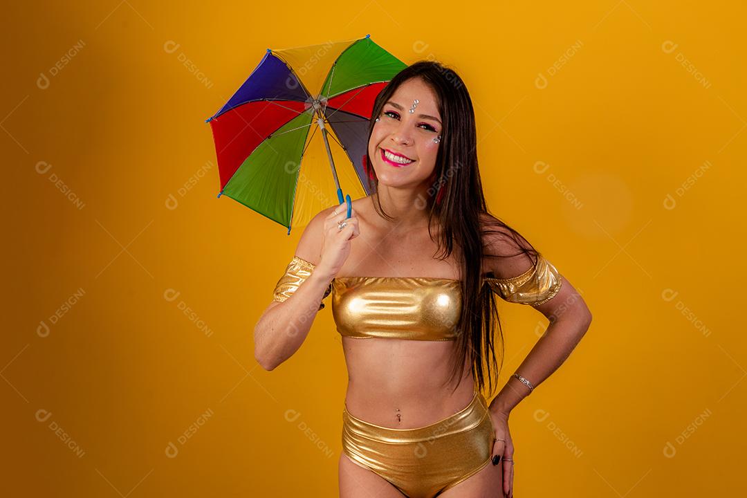 Mulher bonita vestida para o carnaval.