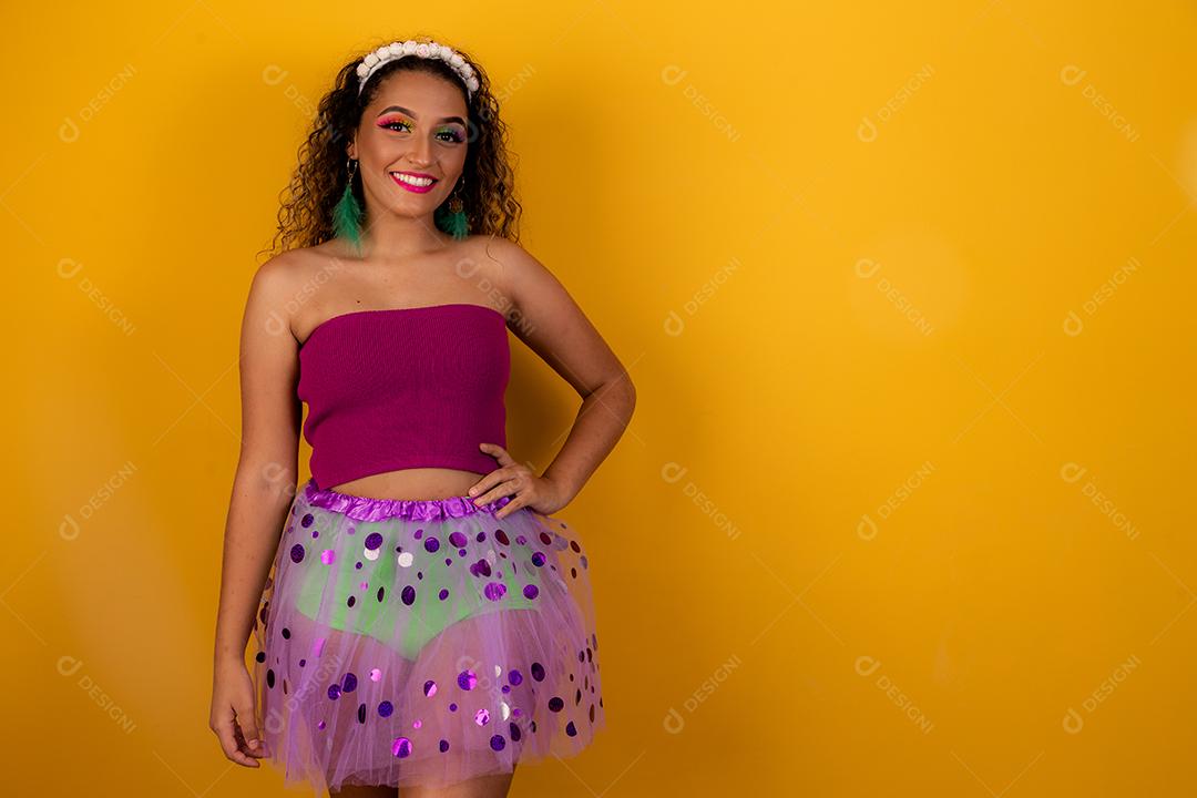 Linda mulher afro vestida para o carnaval.