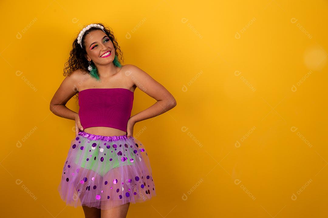 Linda mulher afro vestida para o carnaval.