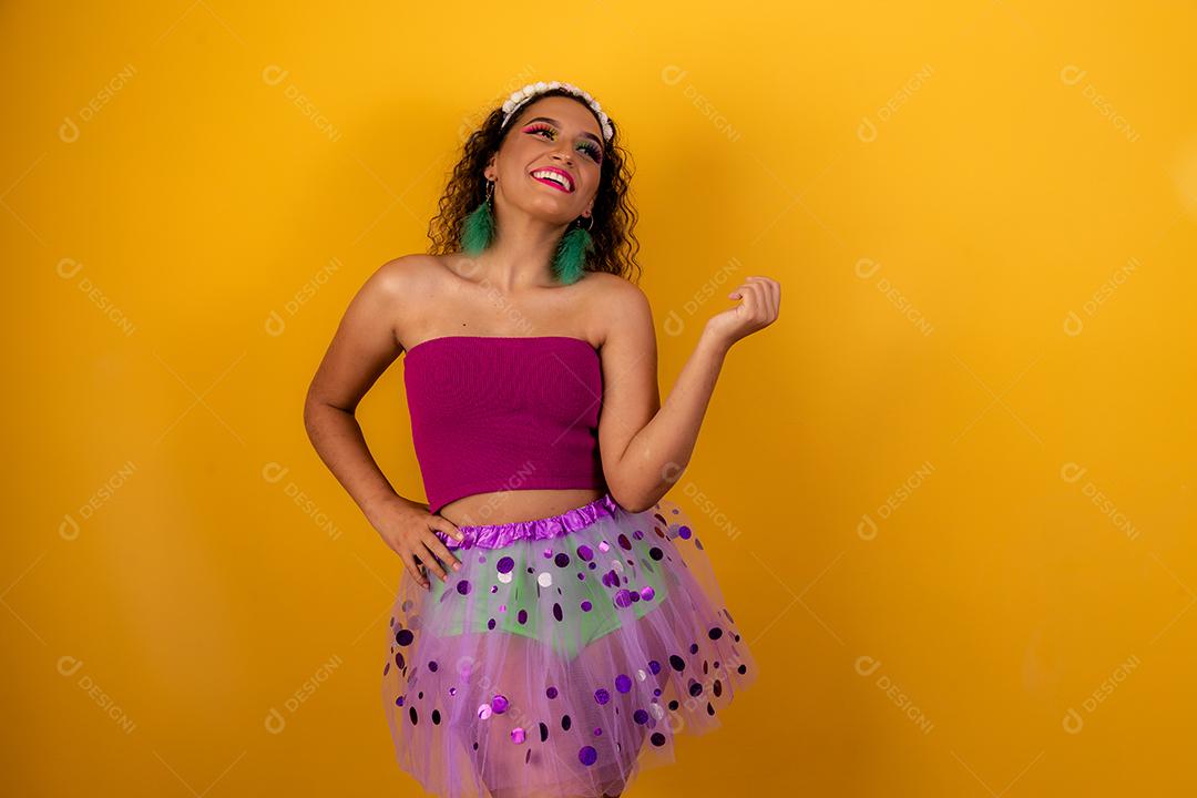 Linda mulher afro vestida para o carnaval.