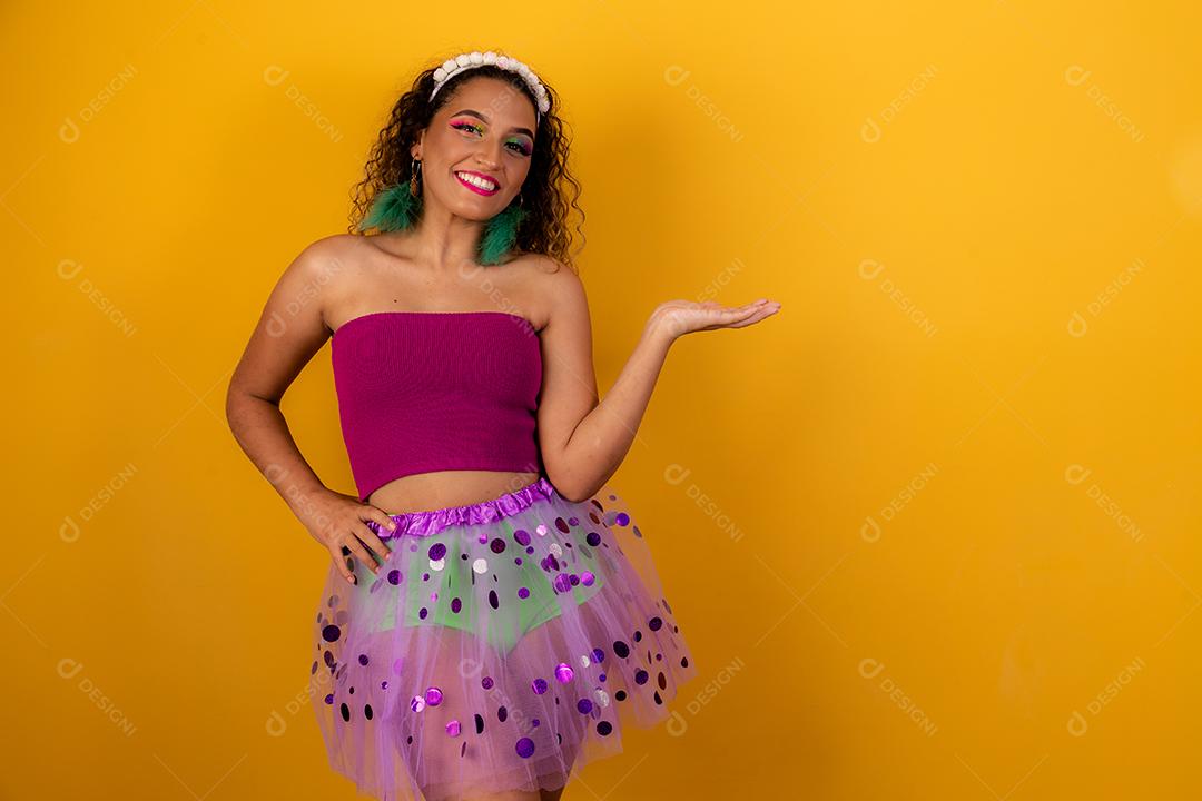 Linda mulher afro vestida para o carnaval.