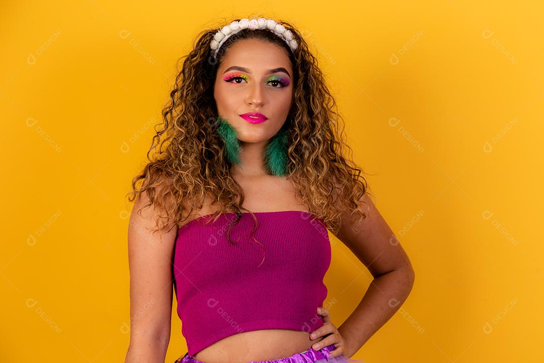 Linda mulher afro vestida para o carnaval.