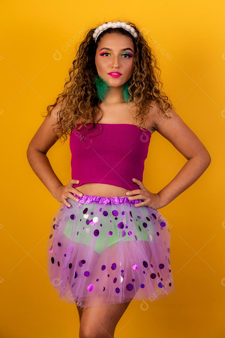 Linda mulher afro vestida para o carnaval.