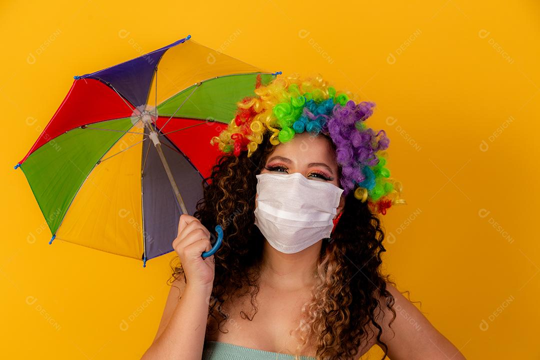 Traje de carnaval brasileiro vestindo. Epidemia de gripe, proteção contra vírus. Covid-19, coronavírus, conceito de carnaval