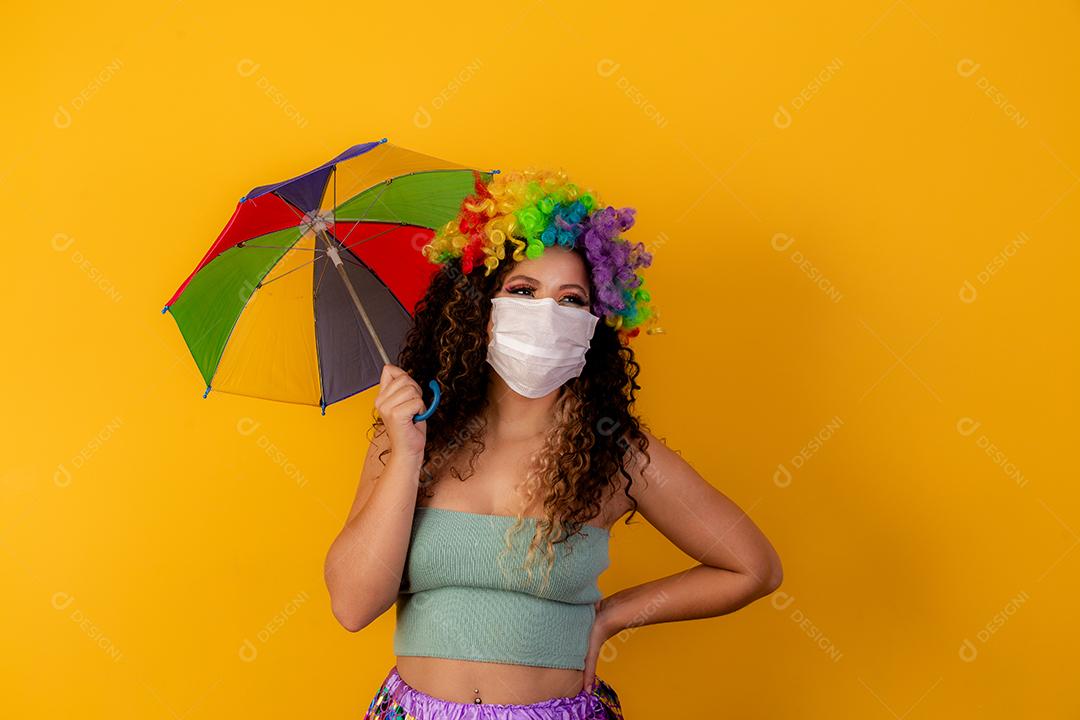 Traje de carnaval brasileiro vestindo. Epidemia de gripe, proteção contra vírus. Covid-19, coronavírus, conceito de carnaval