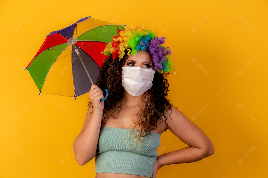 Traje de carnaval brasileiro vestindo. Epidemia de gripe, proteção contra vírus. Covid-19, coronavírus, conceito de carnaval