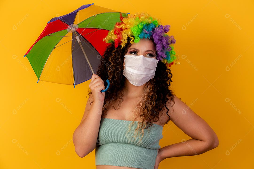 Traje de carnaval brasileiro vestindo. Epidemia de gripe, proteção contra vírus. Covid-19, coronavírus, conceito de carnaval