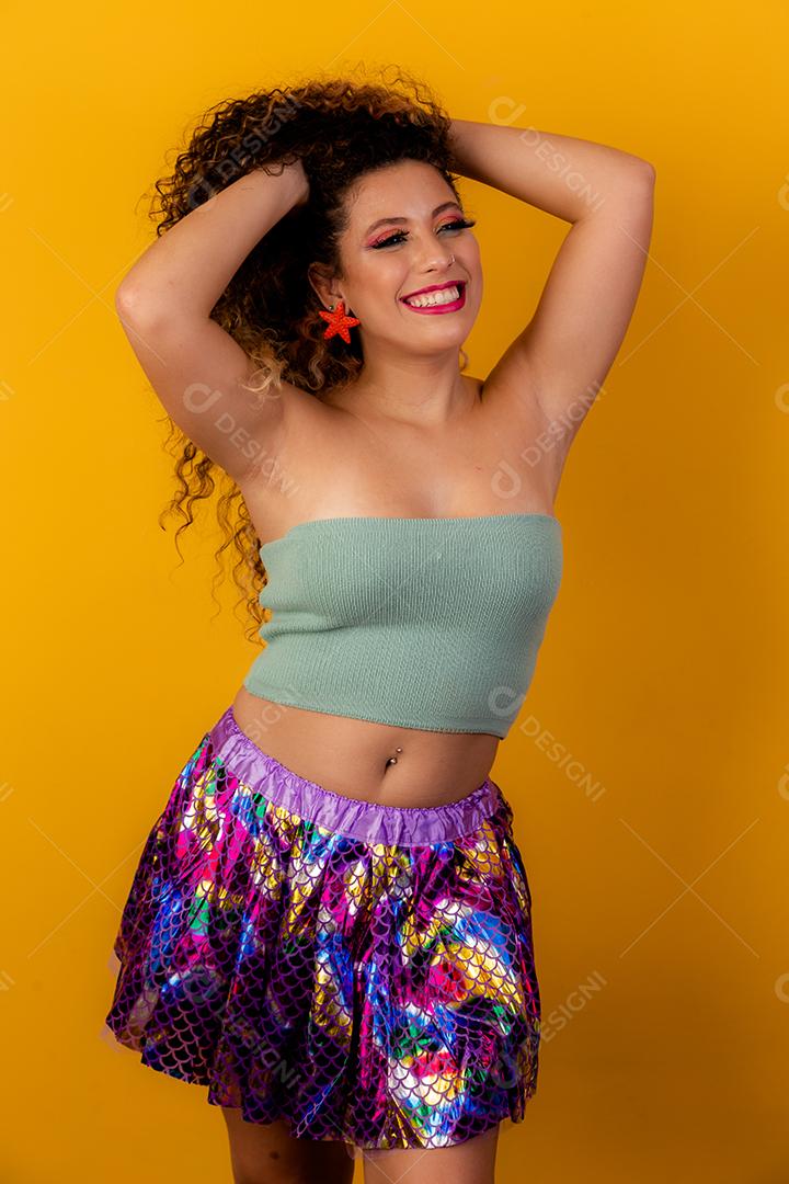 Linda mulher afro vestida para o carnaval.