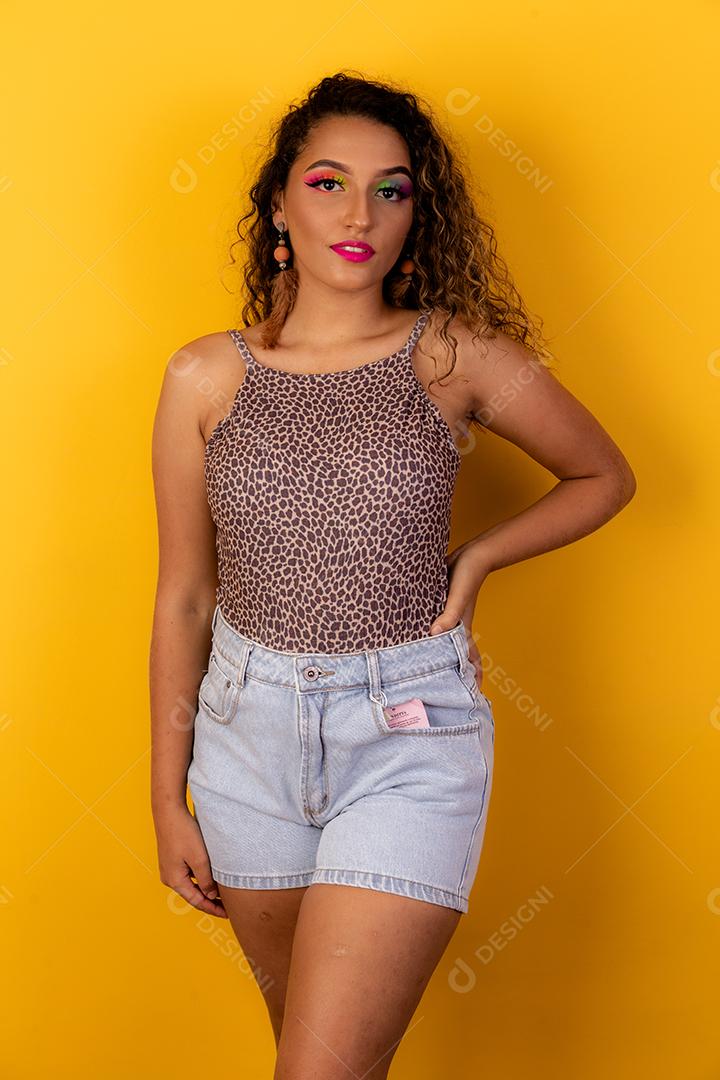 Linda mulher afro vestida para o carnaval.