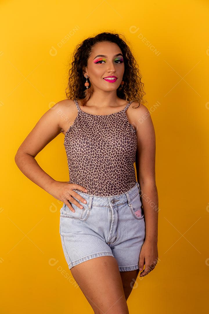 Linda mulher afro vestida para o carnaval.