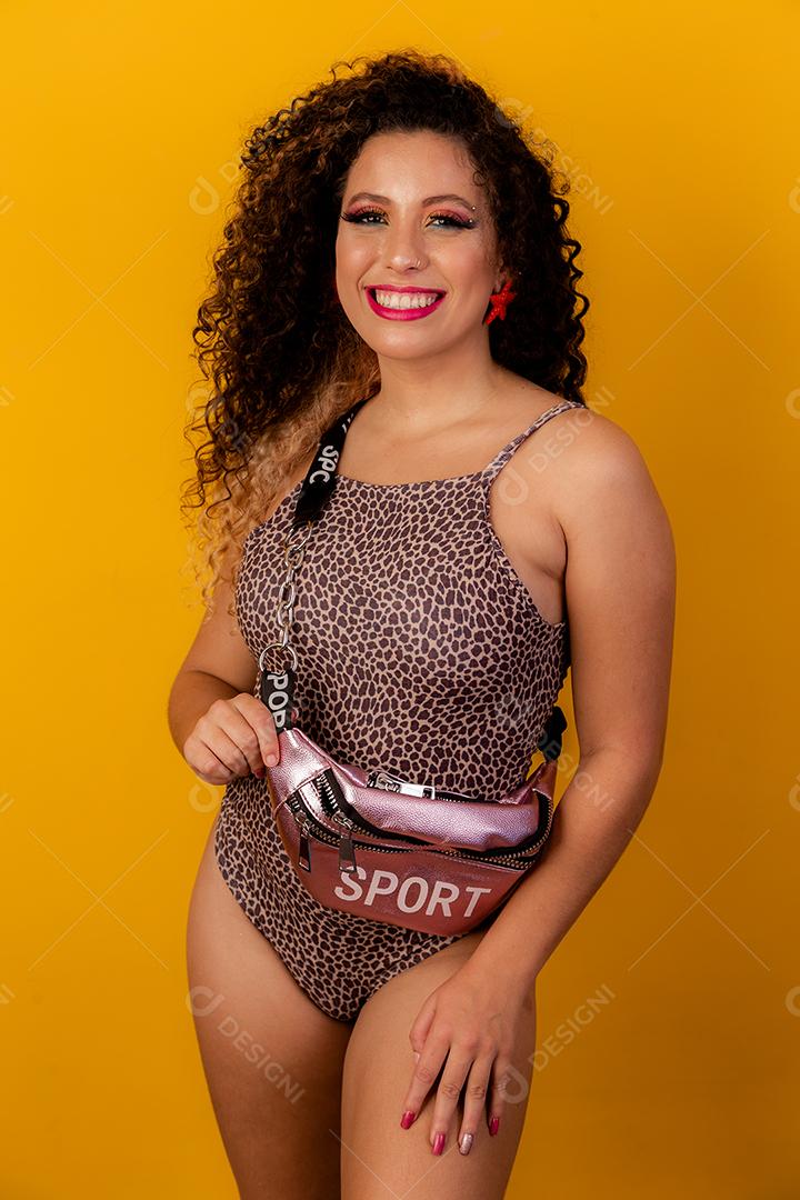 Mulher bonita vestida para a noite de carnaval. Mulher afro com maquiagem de carnaval