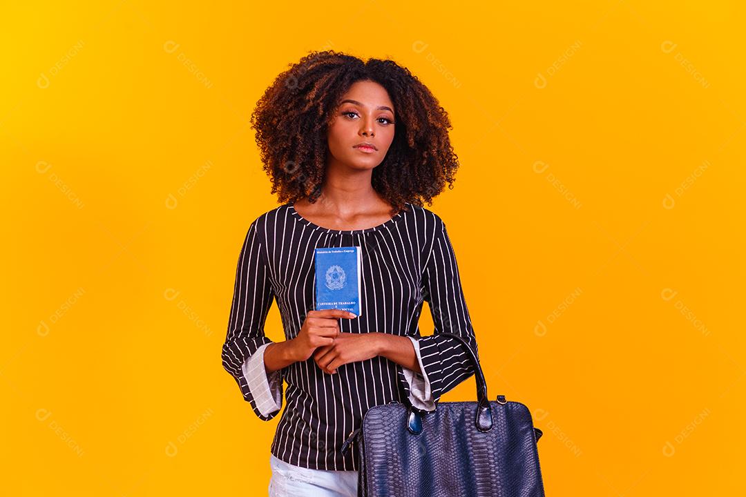 Mulher brasileira com trabalho documental e previdência social, (Carteira de Trabalho e Previdência Social)