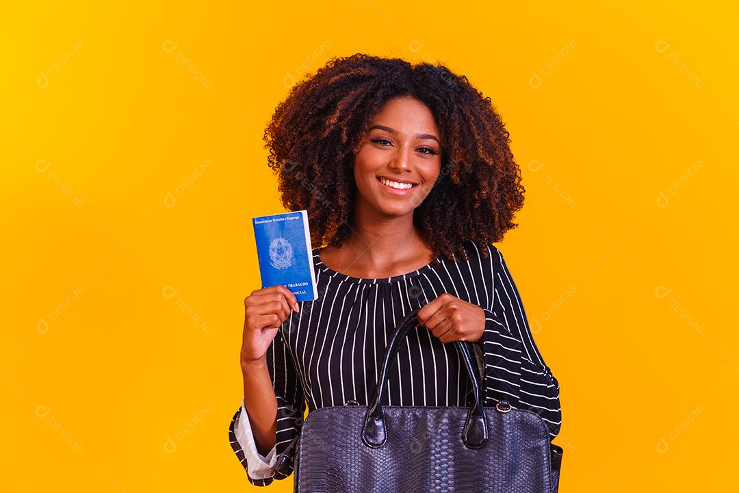 Mulher brasileira com trabalho documental e previdência social, (Carteira de Trabalho e Previdência Social)