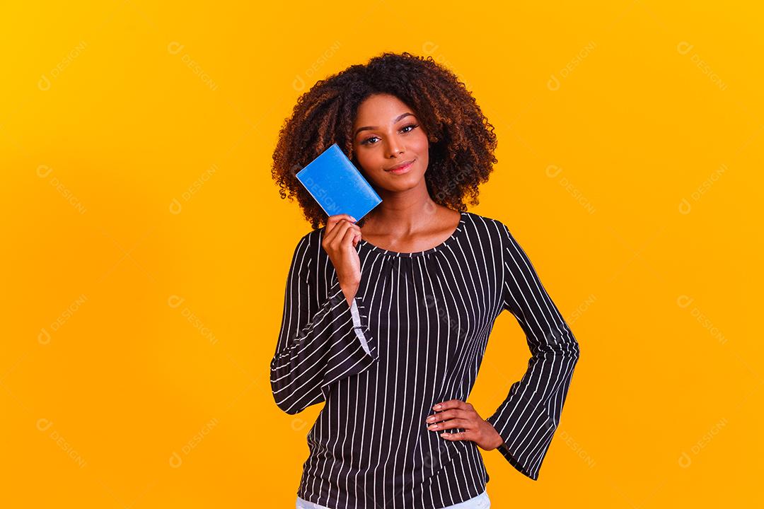 Mulher brasileira com trabalho documental e previdência social, (Carteira de Trabalho e Previdência Social)