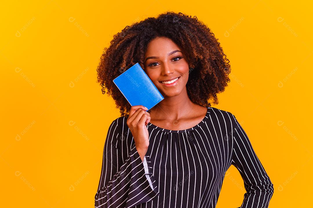 Mulher brasileira com trabalho documental e previdência social, (Carteira de Trabalho e Previdência Social)