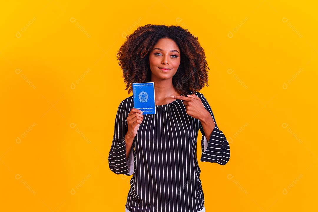 Mulher brasileira com trabalho documental e previdência social, (Carteira de Trabalho e Previdência Social)