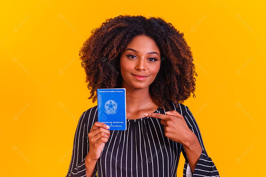 Mulher brasileira com trabalho documental e previdência social, (Carteira de Trabalho e Previdência Social)