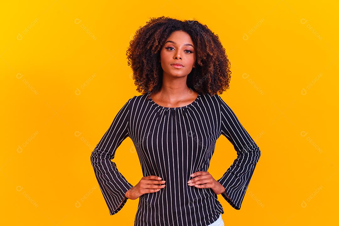 mulher afro com cabelos cacheados em fundo amarelo