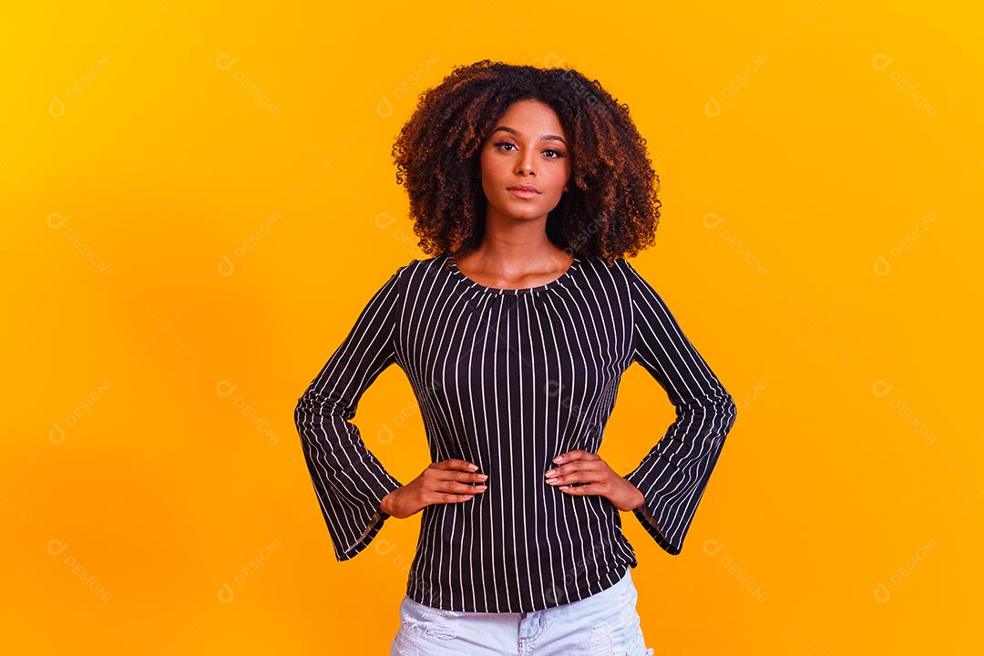 mulher afro com cabelos cacheados em fundo amarelo