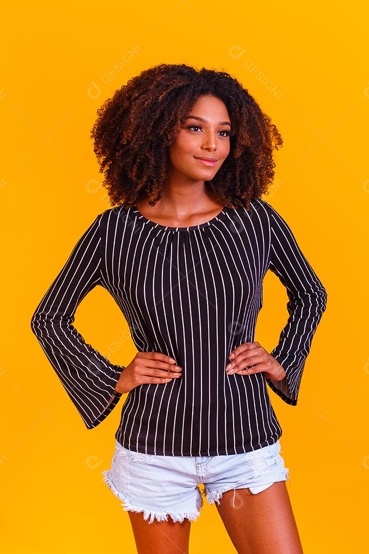 mulher afro com cabelos cacheados em fundo amarelo