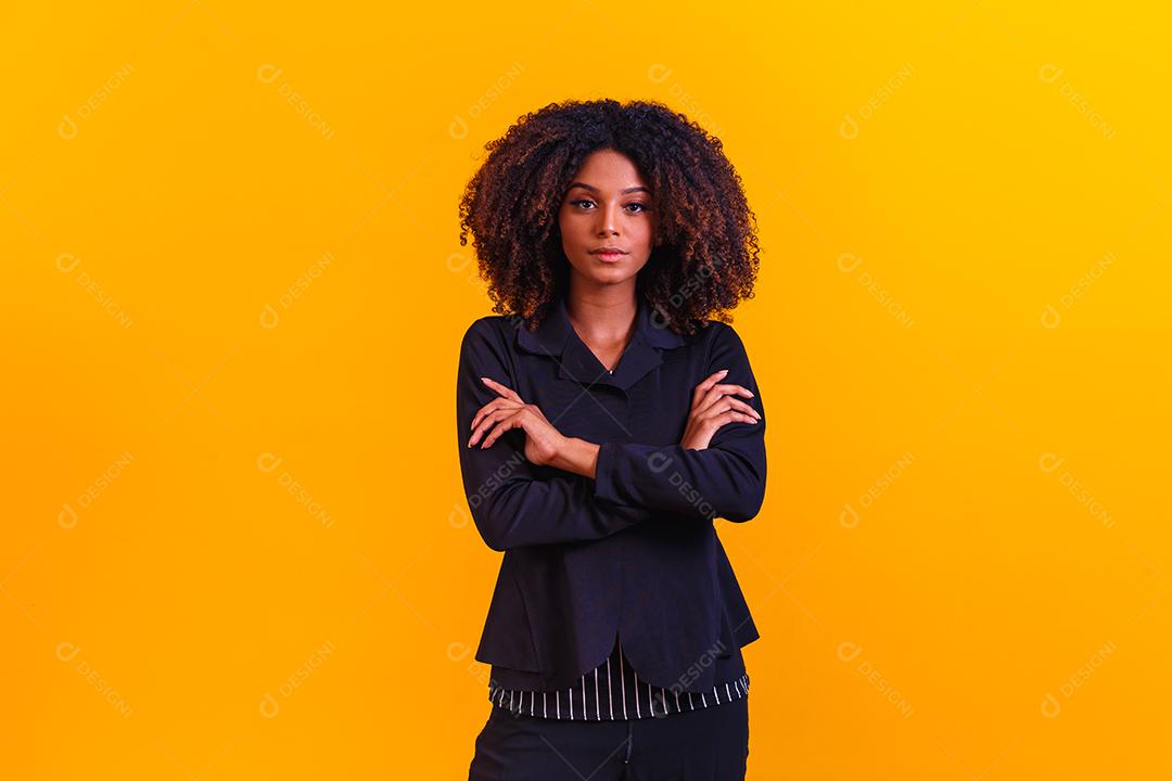 mulher afro em terninho. Mulher negra bem sucedida, mulher de negócios.