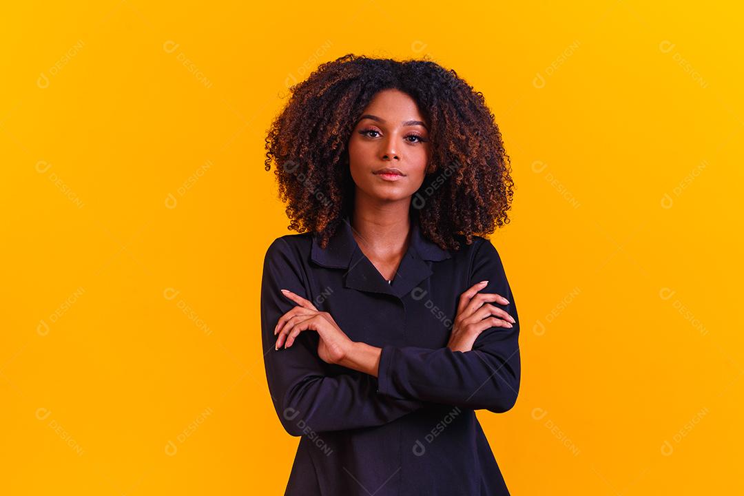 mulher afro em terninho. Mulher negra bem sucedida, mulher de negócios.