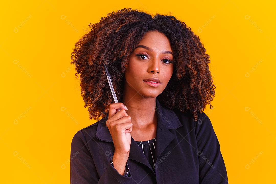 mulher de negócios segurando uma caneta pensativa. Conceito de novos projetos