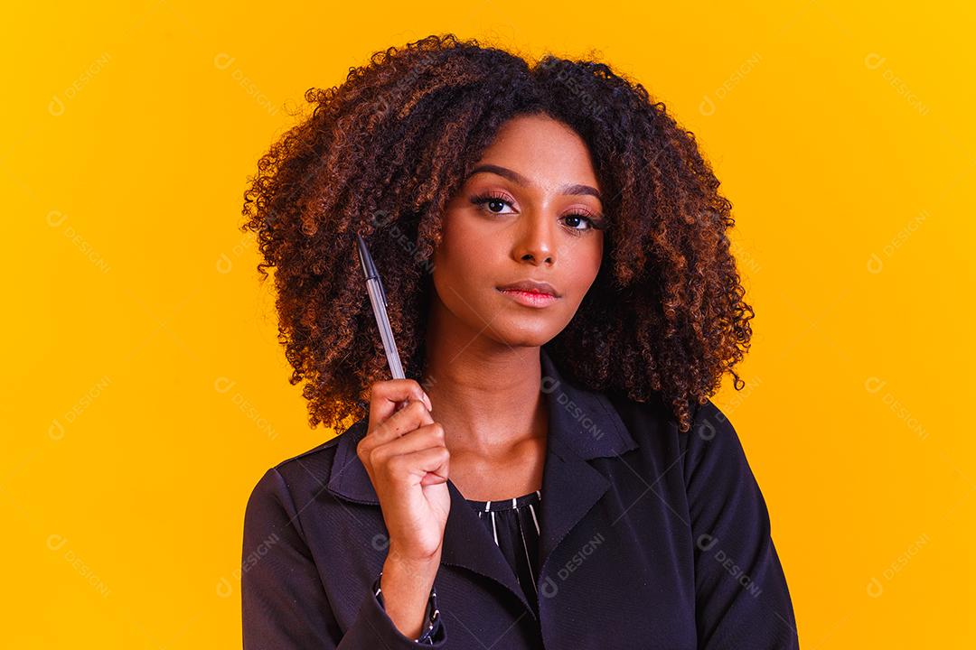 mulher de negócios segurando uma caneta pensativa. Conceito de novos projetos