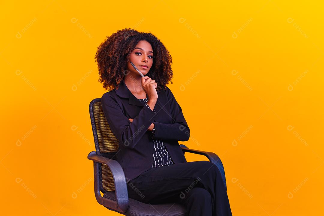 mulher de negócios segurando uma caneta pensativa. Conceito de novos projetos