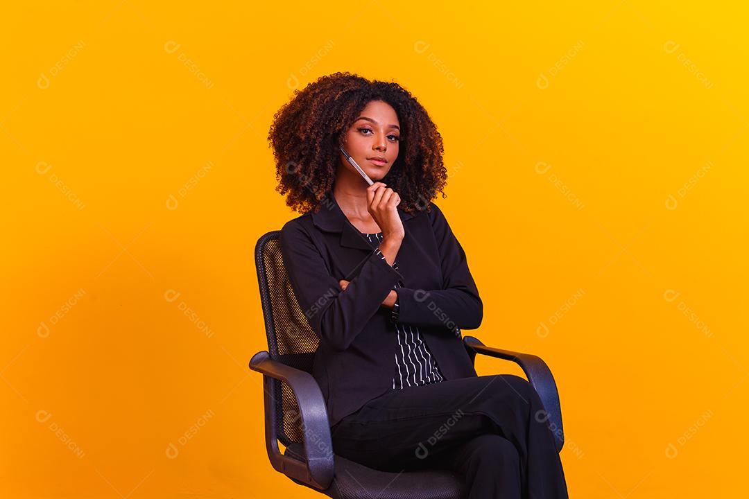 mulher de negócios segurando uma caneta pensativa. Conceito de novos projetos