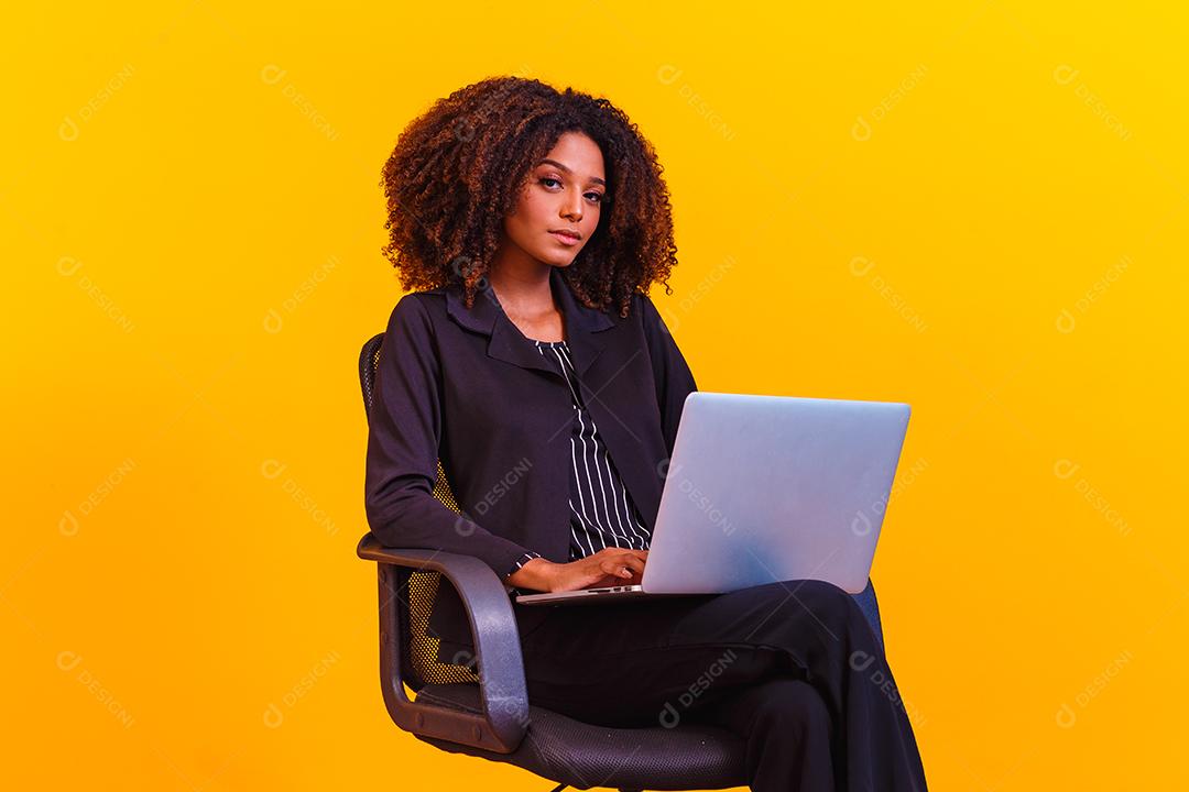 mulher de negócios afro trabalhando online com computador portátil.