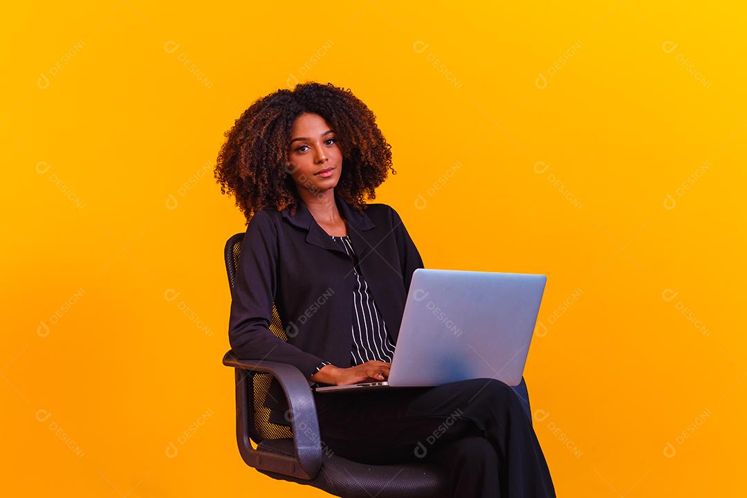 mulher de negócios afro trabalhando online com computador portátil.