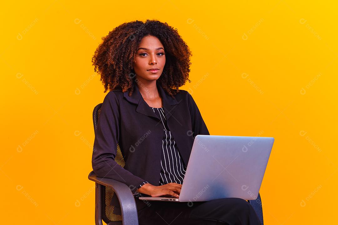 mulher de negócios afro trabalhando online com computador portátil.