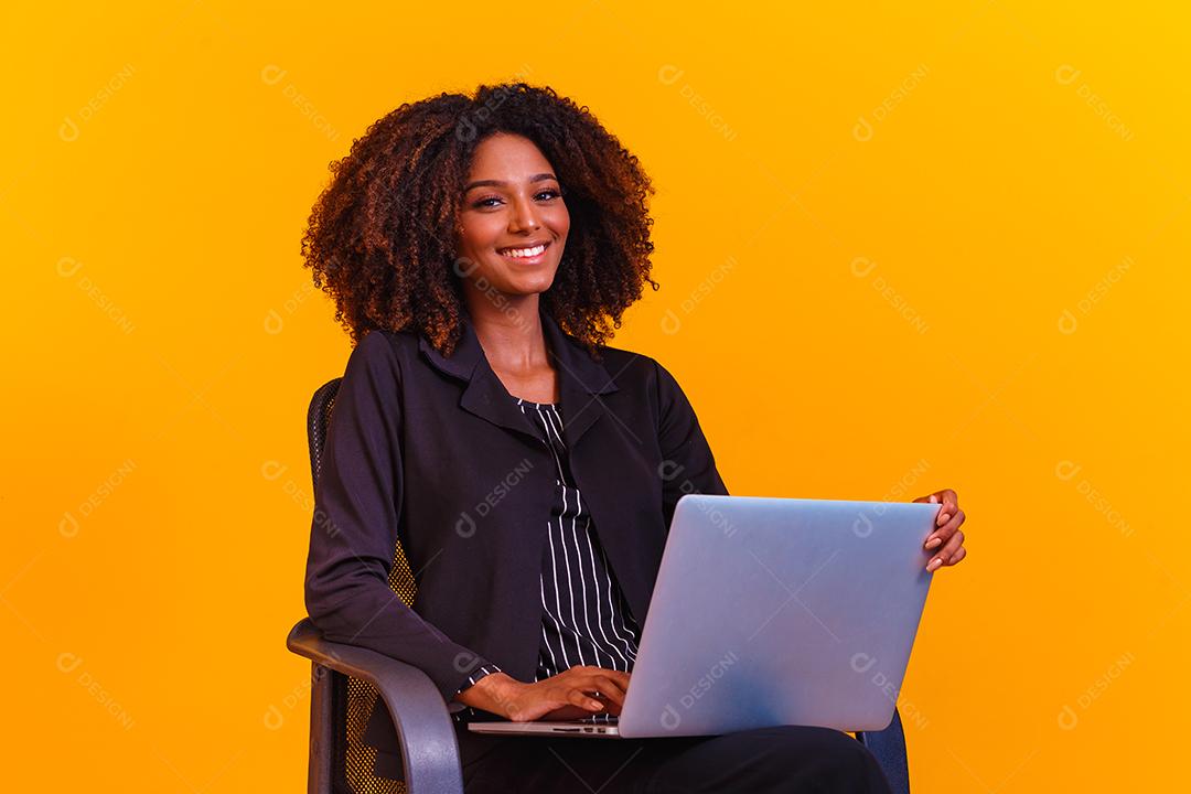 mulher de negócios afro trabalhando online com computador portátil.