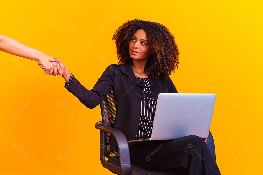 mulher de negócios afro trabalhando online com computador portátil. mãos fechando negócio