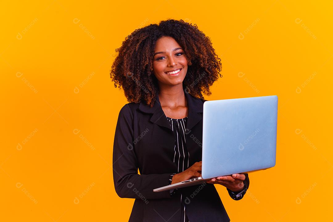 mulher de negócios afro trabalhando online com computador portátil.